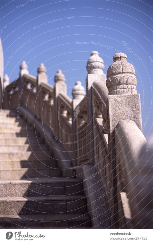 Schritte zur Unendlichkeit Himmel Bauwerk Architektur Mauer Wand Treppe Terrasse Stein blau weiß Optimismus Hoffnung Glaube Perspektive behauen Freitreppe