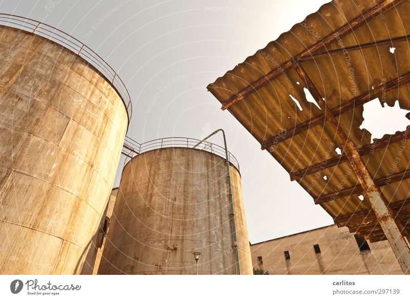 alt, schief und kaputt .... Wolkenloser Himmel Sommer Wärme Industrieanlage Fabrik Bauwerk Fassade Dach Silo Tank Speicher Wellblech Treppengeländer 2 hoch rund