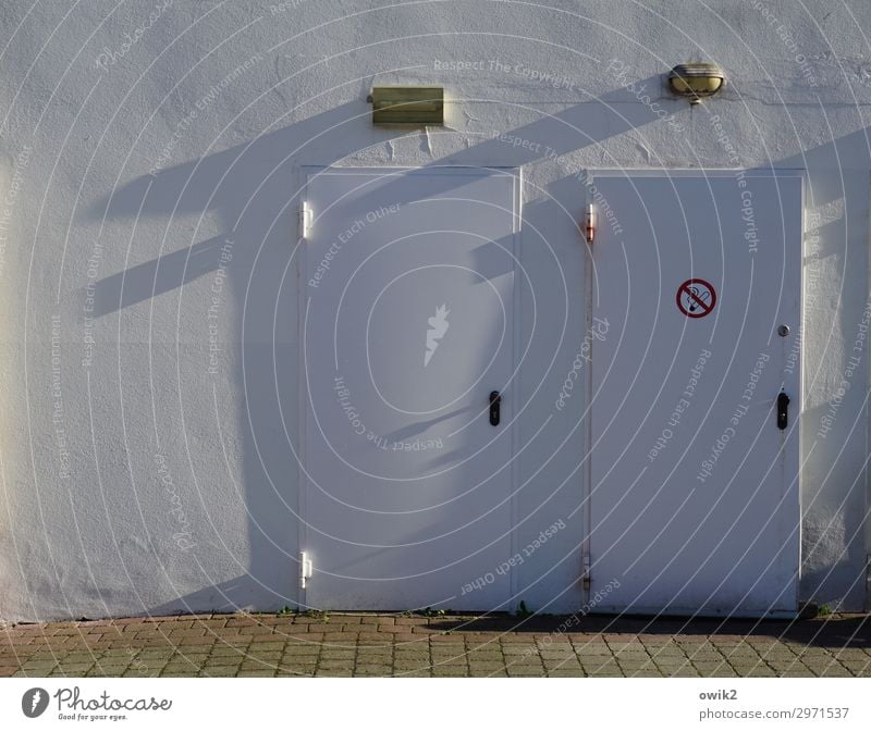 Brandschutz Mauer Wand Fassade Tür Zeichen Schilder & Markierungen Hinweisschild Warnschild Stadt Neigung Farbfoto Gedeckte Farben Außenaufnahme Detailaufnahme