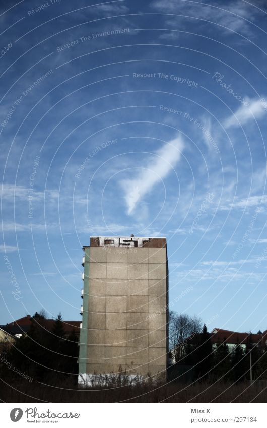 East Coast Himmel Stadt überbevölkert Haus Hochhaus Gebäude Mauer Wand Fassade alt dreckig hässlich Osten DDR Neue Bundesländer Hochhausfassade Plattenbau