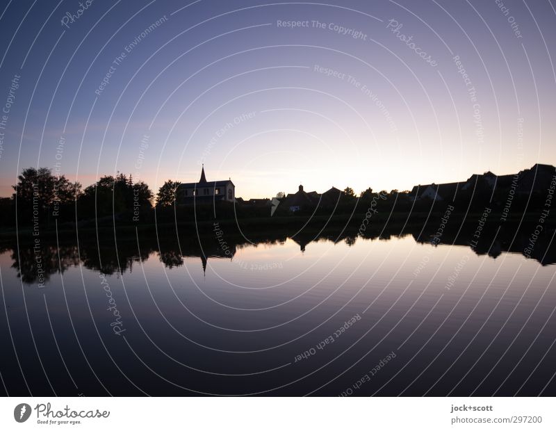 Abendhimmel Karpfenteich Wolkenloser Himmel Sommer Teich Kirche leuchten fantastisch Idylle Surrealismus Symmetrie Illusion Naturphänomene abstrakt