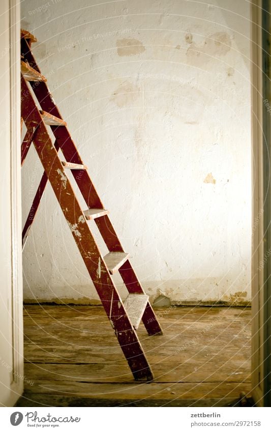 Halbe Stehleiter Altbau Arbeit & Erwerbstätigkeit Baustelle Handwerker Haus Leiter Maler Anstreicher Mauer Mehrfamilienhaus Menschenleer Stadthaus Renovieren