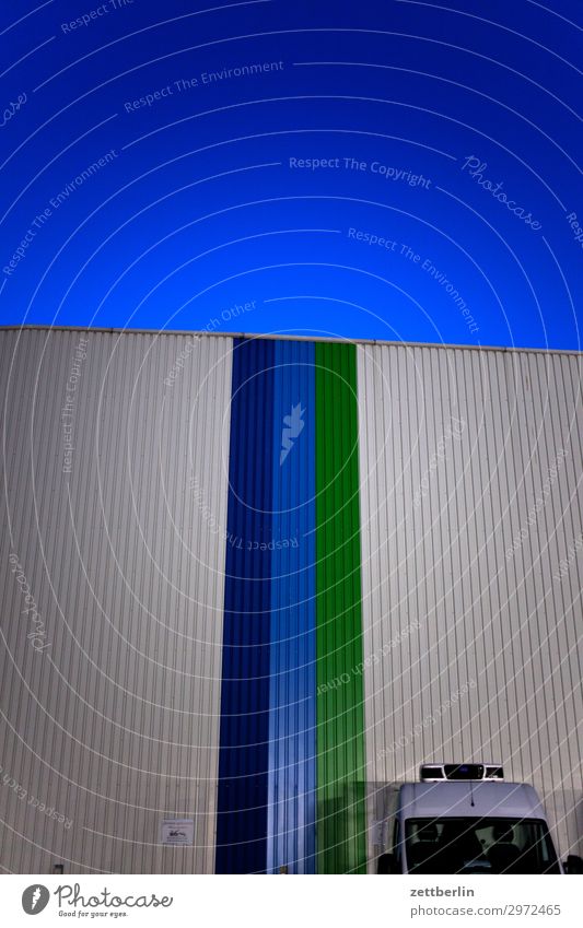 Lagerhalle, Hochformat Berlin Gebäude Haus Stadt Szene Stadtleben Halle Wellblech Streifen Farbe Abend Feierabend Dämmerung mehrfarbig Menschenleer Textfreiraum