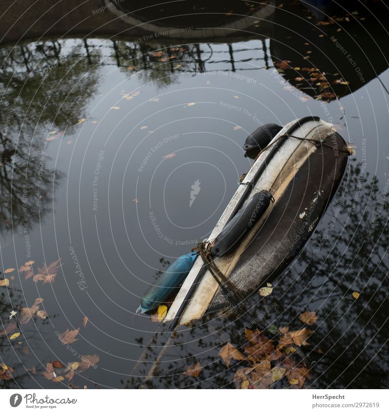 Grachtengrab Amsterdam Hafenstadt Altstadt Schifffahrt Fischerboot Ruderboot Wasserfahrzeug kaputt trashig trist braun grau Kanal untergehen Schiffsunglück