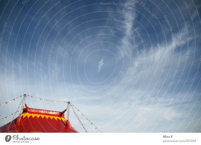 Hallogalli Feste & Feiern Jahrmarkt Himmel Wolken Schönes Wetter blau rot Zirkus Zirkuszelt Zelt Blauer Himmel Fahne Girlande Farbfoto mehrfarbig Außenaufnahme