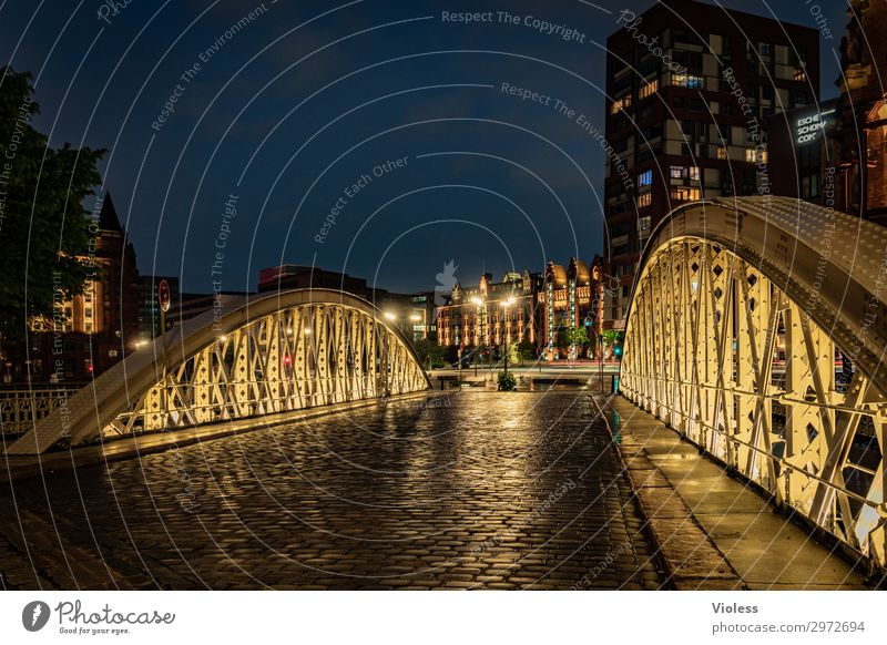 Brücken bauen.... Hamburg Hafencity Langzeitbelichtung dunkel Beleuchtung Kopfsteinpflaster Regen Regenwasser Hafenstadt Alte Speicherstadt