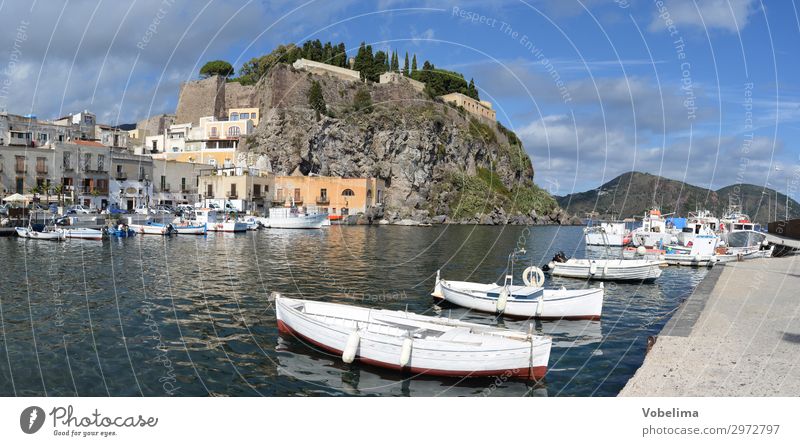 Hafen und Burgberg in Lipari aeolische inseln liparische inseln italien europa Dorf Stadt Hafenstadt Bauwerk Gebäude Sehenswürdigkeit Fischerboot Motorboot