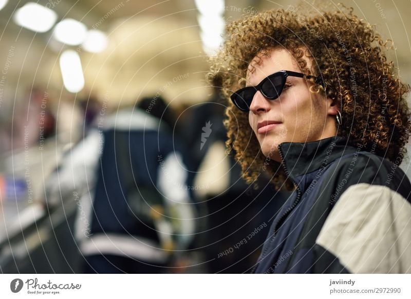 Junger Mann, der in einer U-Bahn-Station nach oben geht. Lifestyle Stil Haare & Frisuren Ferien & Urlaub & Reisen Ausflug Mensch maskulin Jugendliche Frau