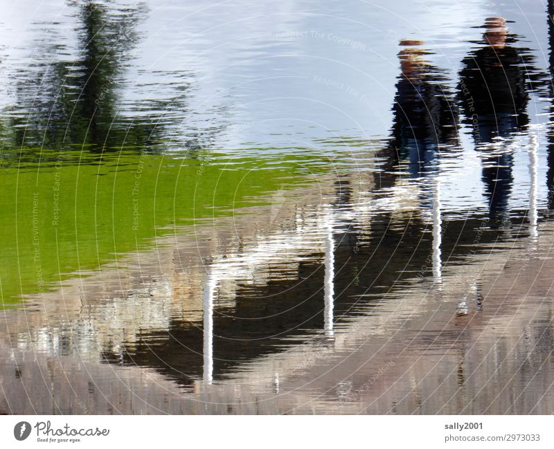 unscharf | abwärts... Mensch 2 Treppe Stein gehen Unschärfe Geländer Treppengeländer Flussufer Wiese Surrealismus Wasser Farbfoto Außenaufnahme Tag