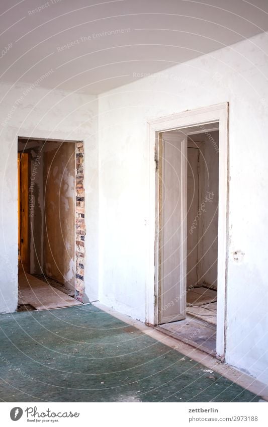 Zwei Türrahmen Altbau Altbauwohnung Baustelle Mauer Raum Innenarchitektur Renovieren Modernisierung Sanieren Wand Häusliches Leben Wohnung Ecke Zimmerecke