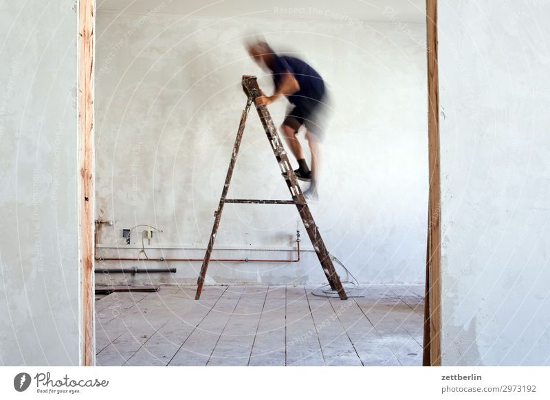 Leiter hoch (3) Altbau Altbauwohnung aufsteigen Baustelle Karriere Klettern Mann Mauer Mensch Raum Innenarchitektur Renovieren Modernisierung Sanieren