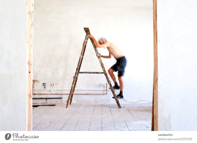 4997 Altbau Altbauwohnung aufsteigen Baustelle Karriere Leiter Klettern Mann Mauer Mensch Raum Renovieren Modernisierung Sanieren stehleiter Tür Wand