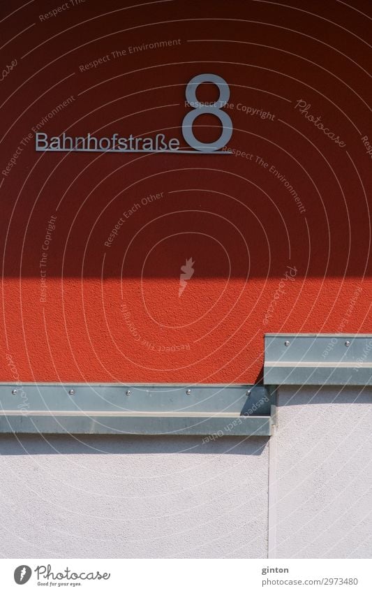 Straßenschild und Hausnummer Gebäude Architektur Fassade Zeichen Schriftzeichen Ziffern & Zahlen Schilder & Markierungen eckig einfach neu rot schwarz Symmetrie