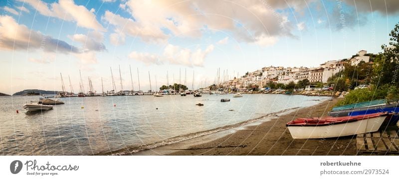 Blick auf den Ort Skiathos auf der griechischen Insel Skiathos Wasser Himmel Wolken Sommer Schönes Wetter Griechenland Europa Fischerdorf Kleinstadt Stadt