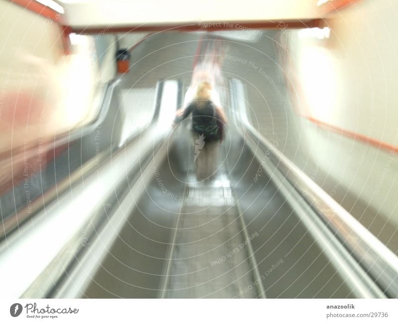 Tunnelblick Langzeitbelichtung Rolltreppe Blick nach unten Bewegung abwärts