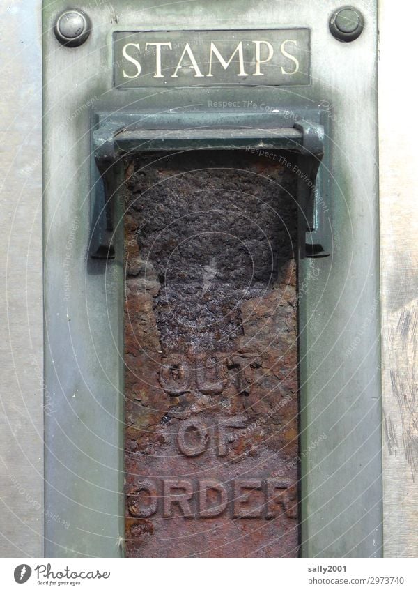 heute keine Briefmarken... Automat alt gruselig Endzeitstimmung Vergänglichkeit Zerstörung Rost kaputt Hinweisschild Metall Post Oxidation out of order Farbfoto