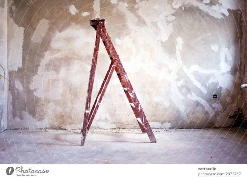 Alte Leiter Altbau Altbauwohnung Baustelle Mauer Raum Renovieren Modernisierung Sanieren stehen steil Wand Häusliches Leben Wohnung Menschenleer Textfreiraum