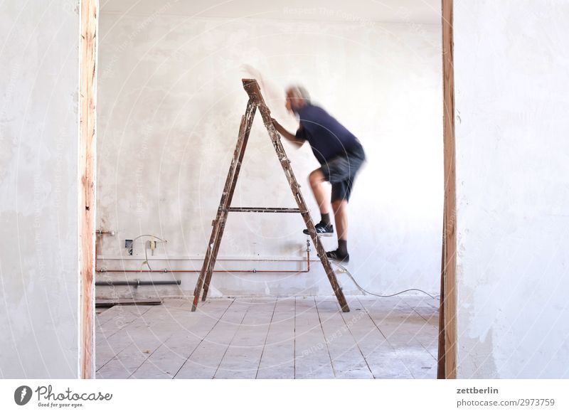 Leiter hoch (1) Altbau Altbauwohnung aufsteigen Baustelle Karriere Klettern Mann Mensch Raum Innenarchitektur Renovieren Modernisierung Sanieren stehleiter Tür