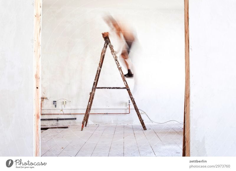 Mann auf der Leiter again Altbau Altbauwohnung aufsteigen Baustelle Karriere Klettern Mauer Mensch Raum Innenarchitektur Renovieren Modernisierung Sanieren