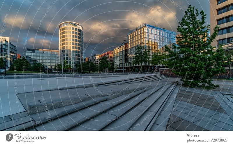 HafenCity III Hafencity Hafenstadt Stadtzentrum Hochhaus Park Bauwerk Architektur Fassade entdecken trendy modern Hamburg Wolken Außenaufnahme Licht Schatten