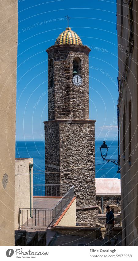 hoher Turm aus Steinen mit Uhr in der Mitte Architektur glauben Baustein Backsteingebäude Backsteinkirche Gebäude Kirche Fassade Großstadt Uhrenturm Glaube MEER