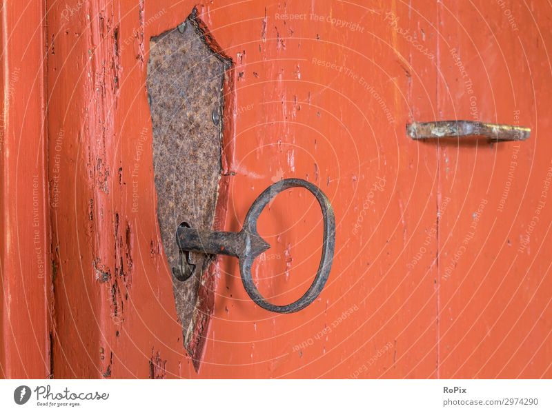 Schmiedeeisernes Schloss in einer historischen Tür. Türschloss Ornamente Türklopfer Türklinke türbeschlag door Gebäude Haus Holz Eichenholz Eisen alt antik