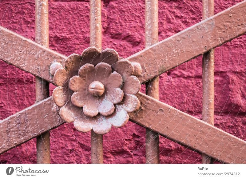 Detail eines alten Gartentors. Tür Kette Türgriff türbeschlag Tor padlock Riegel Eisen historisch Gebäude Vorhängeschloss Schmiedeeisern Architektur Park antik