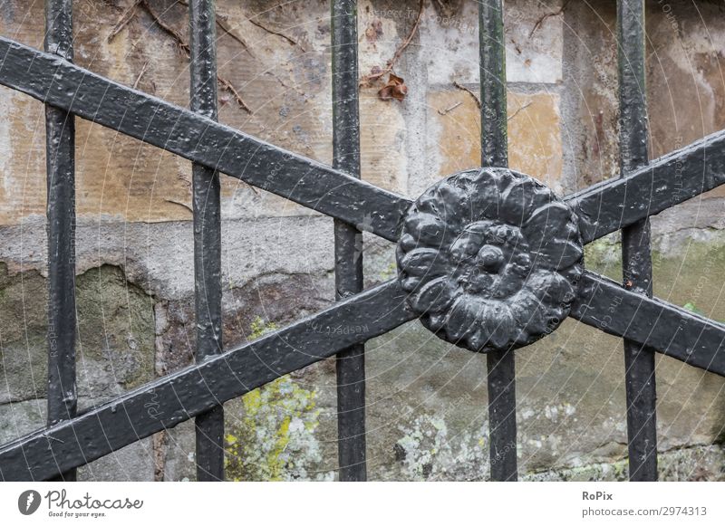 Historisches Tor mit Verzierung. Tür Gitter Mauer Burg Wand Festung castle Natursteinmauer door Gebäude Haus Holz Eichenholz Eisen alt antik Geschichte