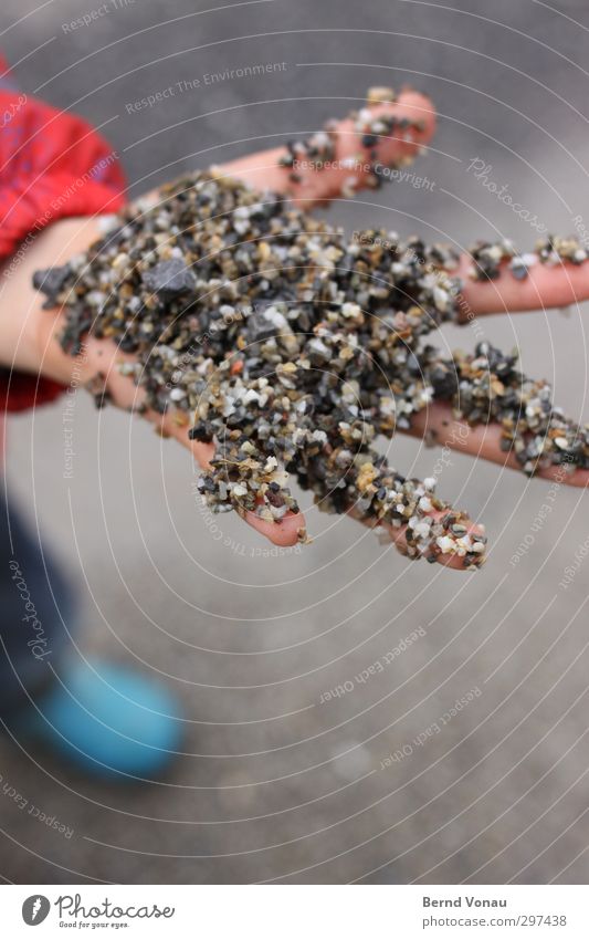 ...eine Hand voll Kies Spielen Mädchen Kindheit Finger Fuß 1 Mensch 3-8 Jahre Natur Wasser schlechtes Wetter Regen Regenjacke Gummistiefel Stein entdecken Blick