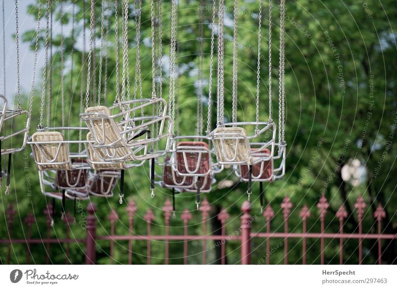 Ruhetag Freizeit & Hobby Baum Park Vorfreude stagnierend Vergnügungspark Prater Kettenkarussell Karussell Sitz Menschenleer Zaun Schweben Farbfoto