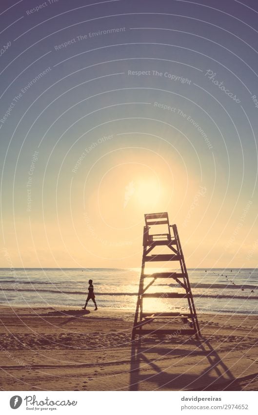 Baywatch Stuhl am Strand bei Sonnenuntergang im Sommer schön Leben Ferien & Urlaub & Reisen Meer Insel Mensch Frau Erwachsene Natur Landschaft Sand Himmel Wärme