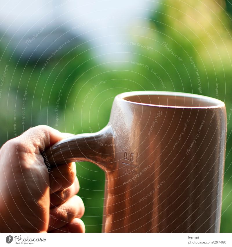 Biergartenzeit Getränk Alkohol Halbe Bierkrug Krug Steinkrug Lifestyle Freizeit & Hobby Ausflug Mensch Hand Finger Natur Park festhalten grün heben Tragegriff