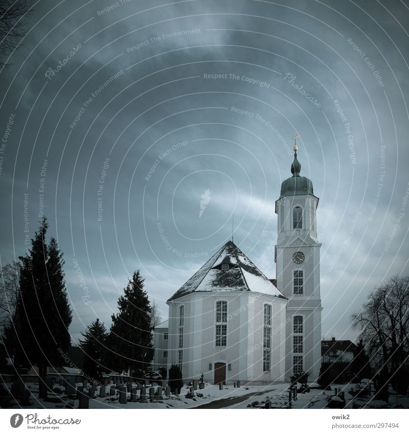 Winterkirche Himmel Wolken Pflanze Baum Friedhof Grab Grabstein Kirche Bauwerk Gebäude Traurigkeit Trauer Tod Hoffnung Horizont Religion & Glaube