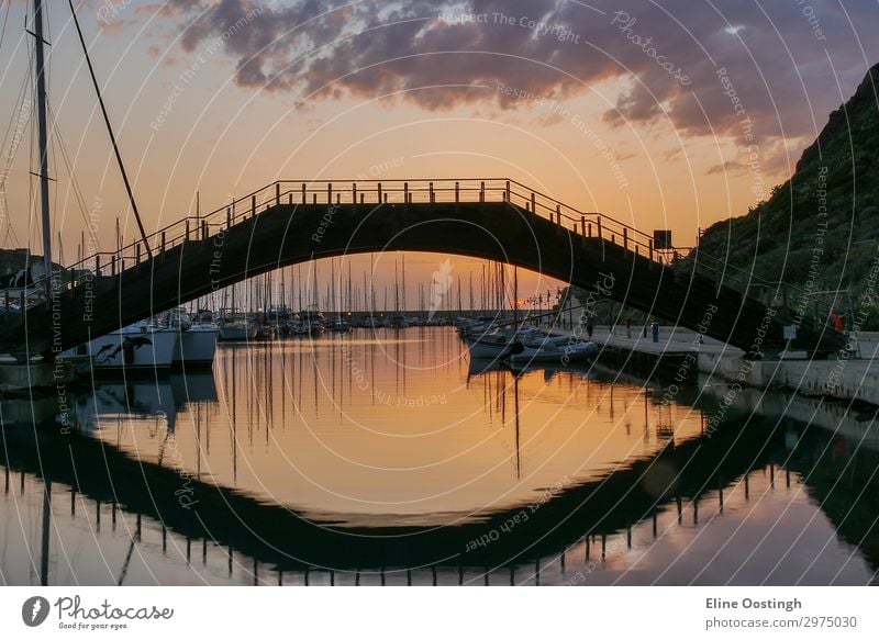 Schöner Blick auf Brücke in mittelalterlichen Stadt Castelsardo bei Sonnenuntergang, Provinz Sassari, Sardinien, Italien. Farbenfrohes Foto von wunderschöner italienischer Stadt. Beliebtes Reiseziel. Mittelmeer Meeresküste.