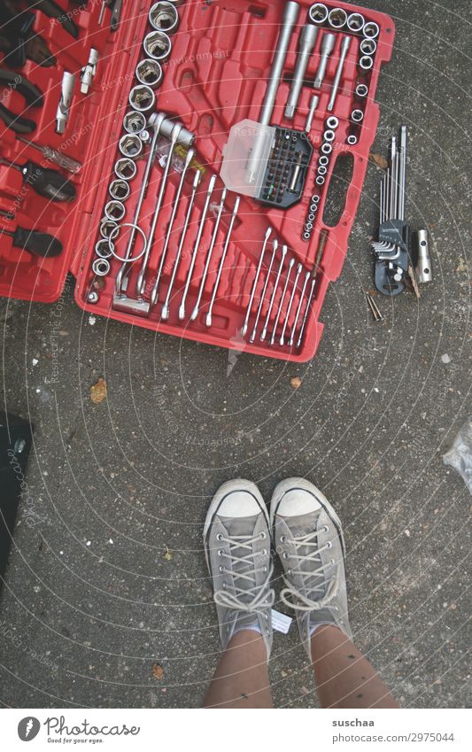 reparaturbedürftig Freizeit & Hobby heimwerken Renovieren Dienstleistungsgewerbe Handwerk Werkzeug Motor Getriebe feminin Beine Fuß warten kaputt Optimismus