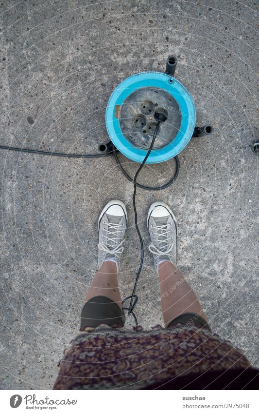 ich brauch' energie Umzug (Wohnungswechsel) Arbeitsplatz Baustelle Handwerk Energiewirtschaft Kernkraftwerk Energiekrise feminin Frau Erwachsene Stadt Reparatur