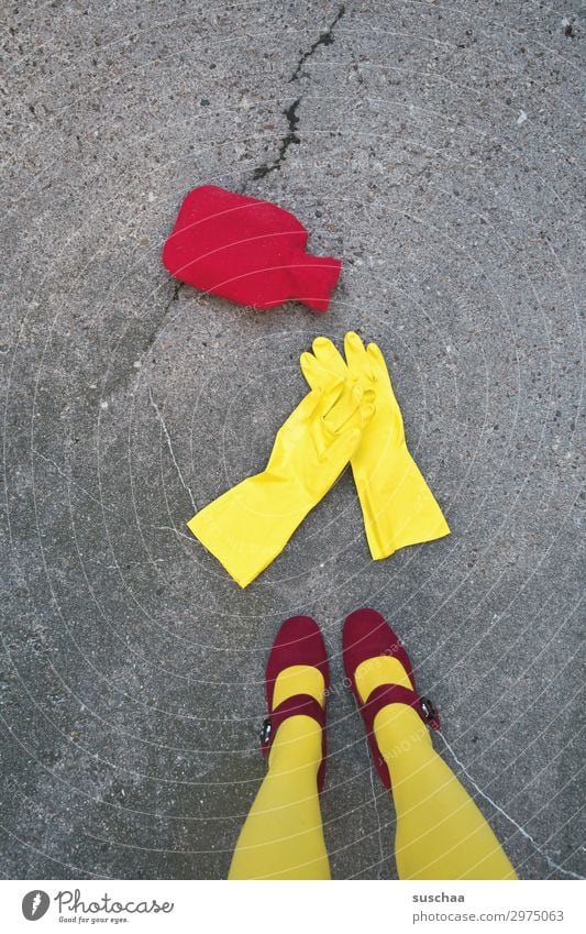 wärmflasche gefällig? Wärme kalt dreckig Reinigen Hausfrau Mutter Frau weiblich Haushaltsführung Häusliches Leben Winter Handschuhe Damenschuhe rot gelb Straße