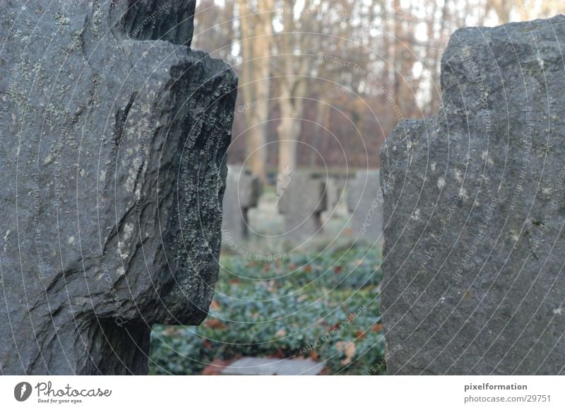 Kriegsfriedhof Grabstein Friedhof Denkmal Keltenkreuz Trauer 2. Weltkrieg historisch Kriegsopfer Feld des Jammers Steinkreuz