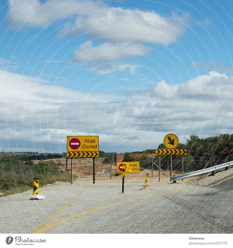 Sicher ist sicher Ferien & Urlaub & Reisen Himmel Wolken Horizont Pflanze Sträucher Verkehr Verkehrswege Autofahren Straße Autobahn Verkehrszeichen