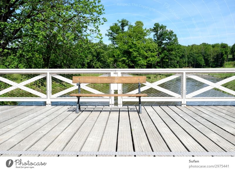 Einladung Wohlgefühl Ferien & Urlaub & Reisen Ausflug Sommer Feierabend Architektur Himmel Schönes Wetter Baum Park Flussufer Menschenleer Brücke Bank Holz