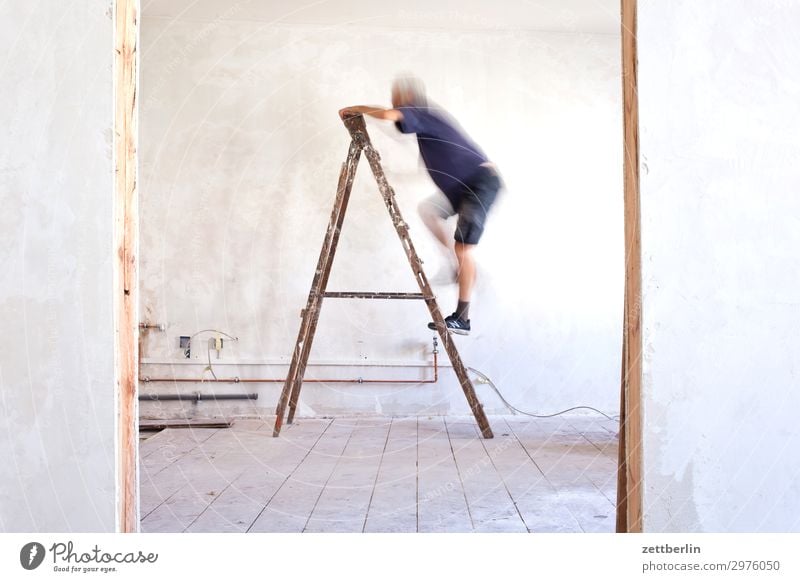 Leiter hoch (2) Altbau Altbauwohnung aufsteigen Baustelle Karriere Klettern Mann Mauer Mensch Raum Innenarchitektur Renovieren Modernisierung Sanieren