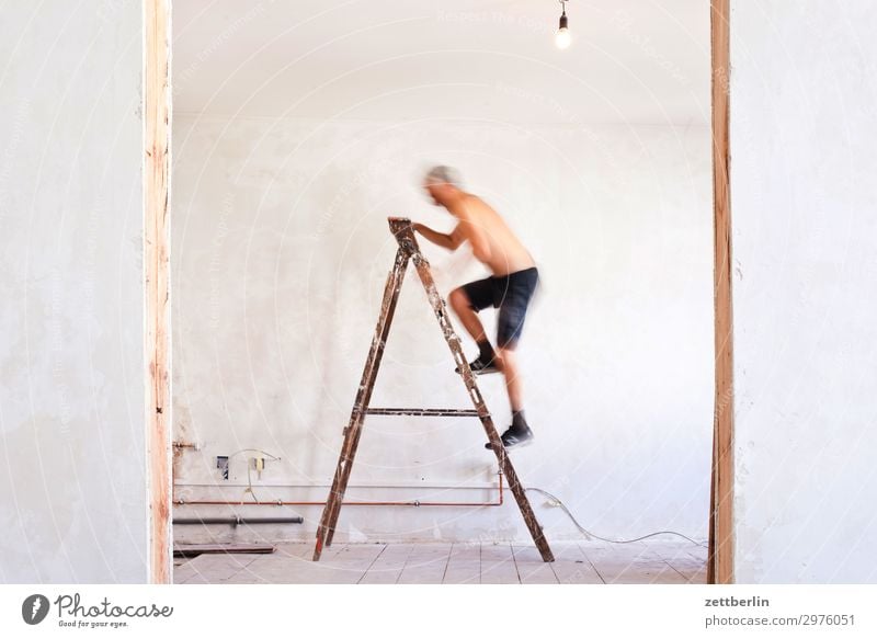 4999 Altbau Altbauwohnung aufsteigen Baustelle Karriere Leiter Klettern Mann Mauer Mensch Raum Renovieren Modernisierung Sanieren steil Tür Wand