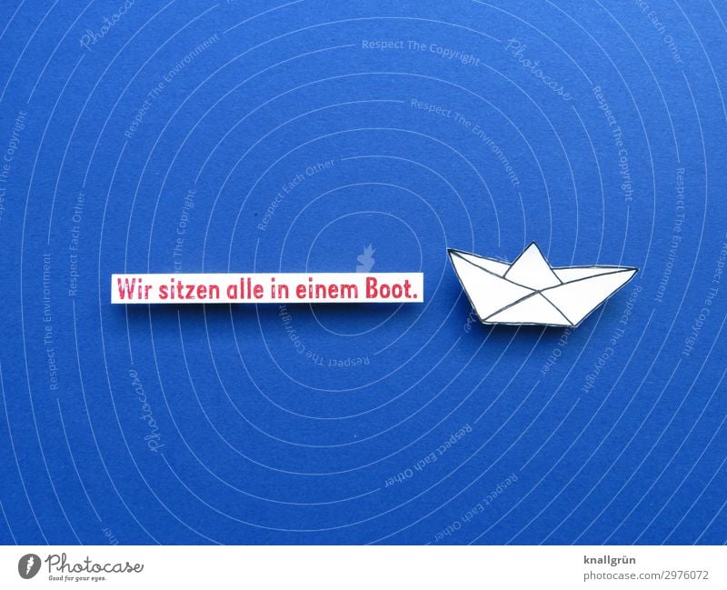 Wir sitzen alle in einem Boot. Papierschiff Schriftzeichen Schilder & Markierungen Kommunizieren Zusammensein Unendlichkeit maritim blau rot weiß Gefühle