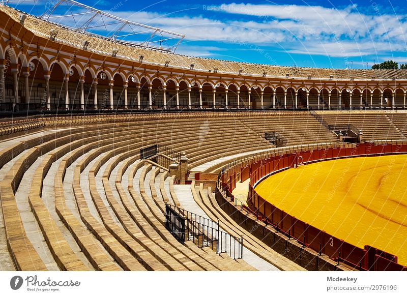 Stierkampf Arena I Himmel Wolken Schönes Wetter Sevilla Andalusien Spanien Europa Stadt Stadtzentrum Altstadt bevölkert Bauwerk Gebäude Architektur Tribüne Bank