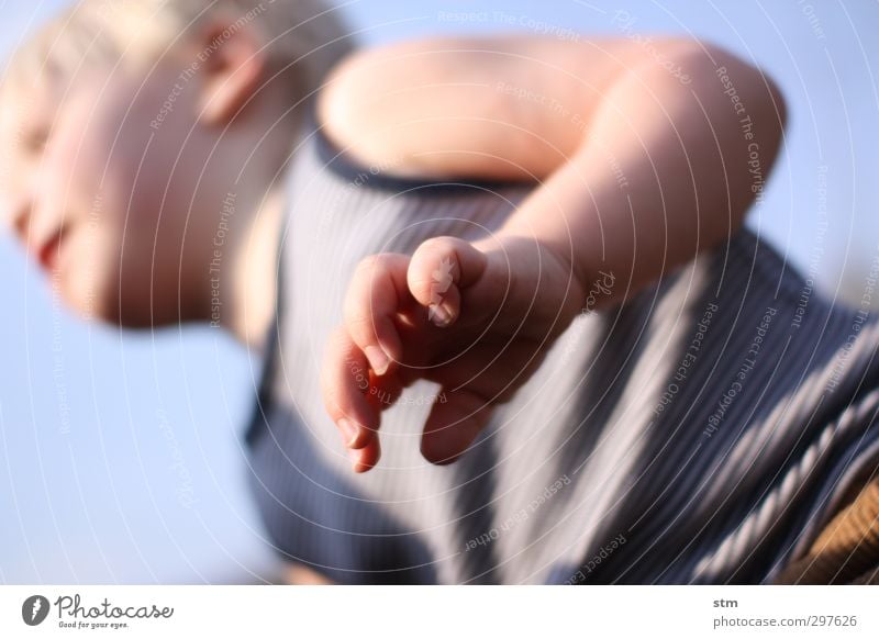 Kinderportrait Ausflug Sommer Kleinkind Junge Kindheit Leben Hand Finger 1 Mensch 1-3 Jahre Wolkenloser Himmel Schönes Wetter Hemd Tanktop Spielen Fröhlichkeit