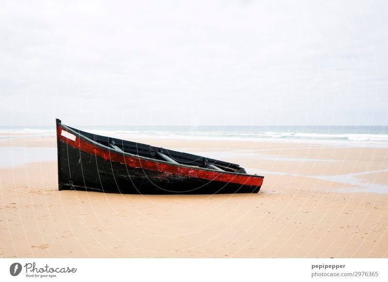 boot Angeln Ferien & Urlaub & Reisen Tourismus Ausflug Ferne Freiheit Sommer Strand Meer Wellen Sand Wasser Himmel Küste Fischerboot Holz warten rot schwarz