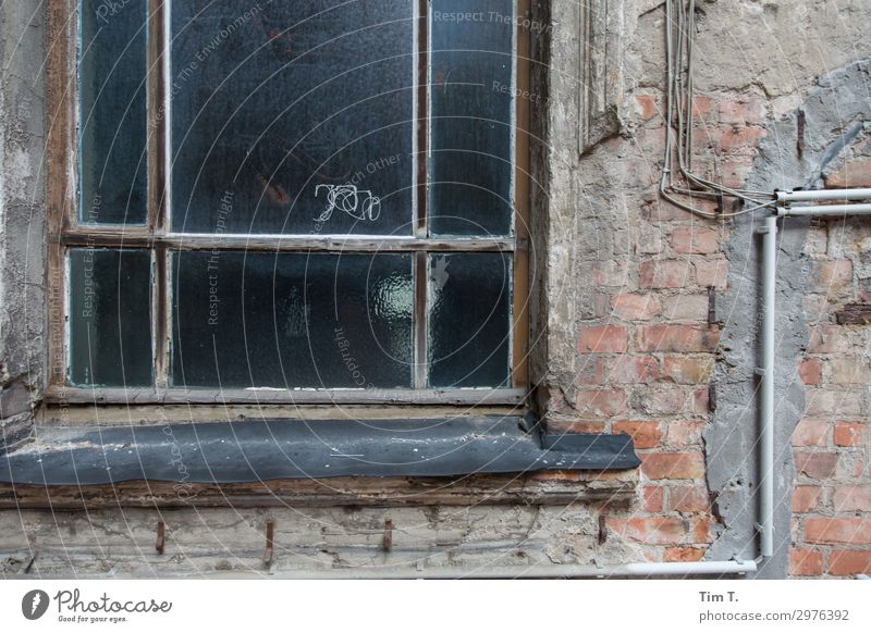 Prenzlauer Berg Stadt Hauptstadt Stadtzentrum Altstadt Menschenleer Haus Bauwerk Gebäude Mauer Wand Fassade Fenster Sorge Häusliches Leben Altbau Farbfoto