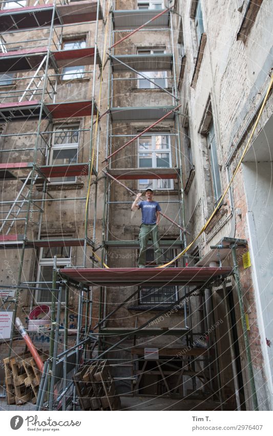 Hinterhof Mensch maskulin Mann Erwachsene 1 45-60 Jahre Berlin Prenzlauer Berg Stadt Hauptstadt Stadtzentrum Altstadt Haus Bauwerk Gebäude