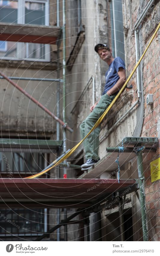 Hinterhof Mensch maskulin Erwachsene Leben 1 45-60 Jahre Prenzlauer Berg Stadt Hauptstadt Stadtzentrum Altstadt Haus Bauwerk Gebäude Mauer Wand Abenteuer