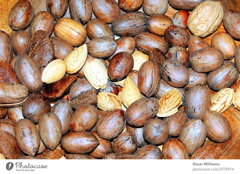 Gemischte Nüsse in Schalen. gemischt Nuss roh Gesunde Ernährung Lebensmittel braun Walnuss Mandel Cashewnüsse Energie organisch knackig Snack